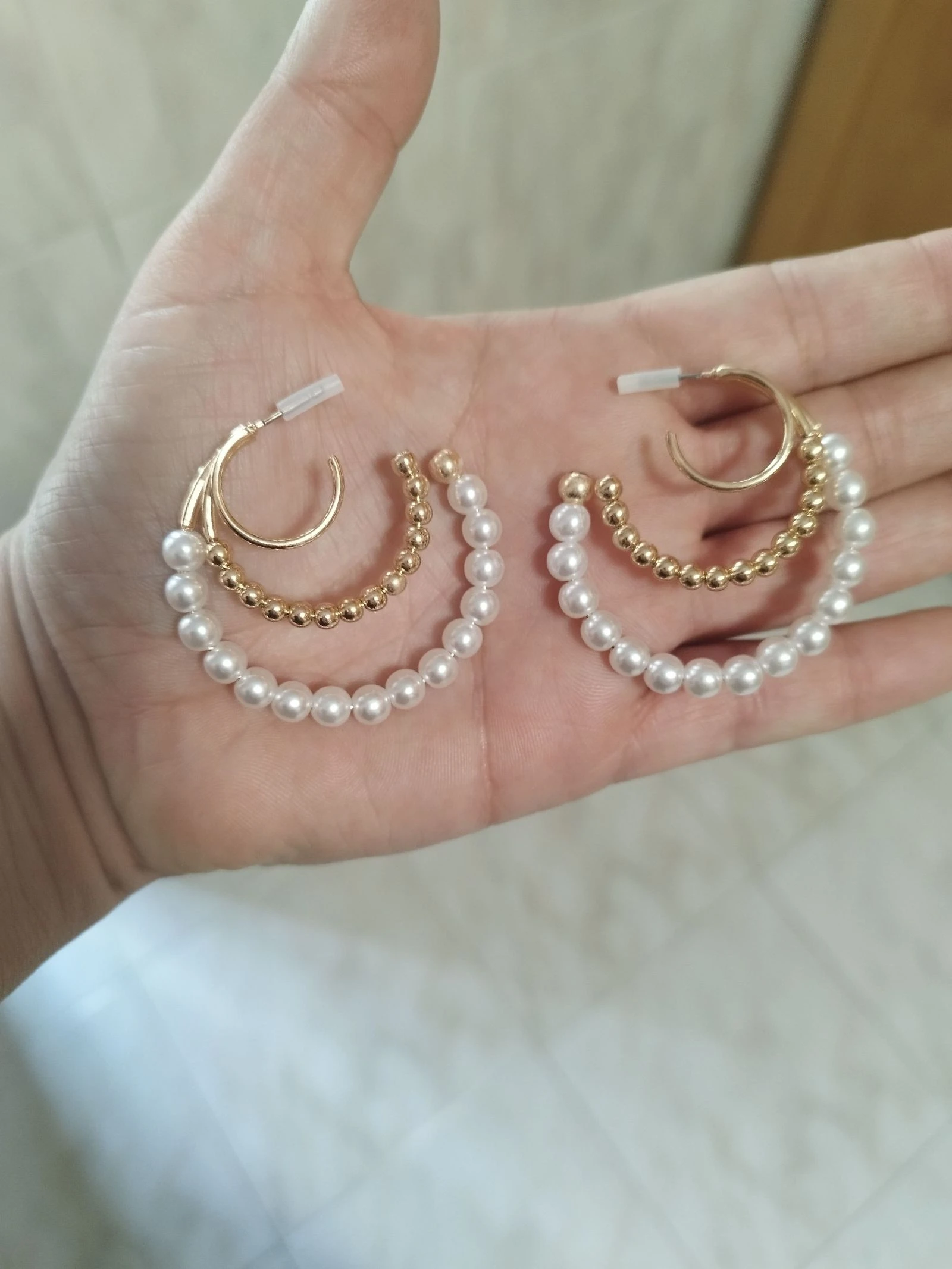 Brincos com pérolas brancas e douradas – photo 2